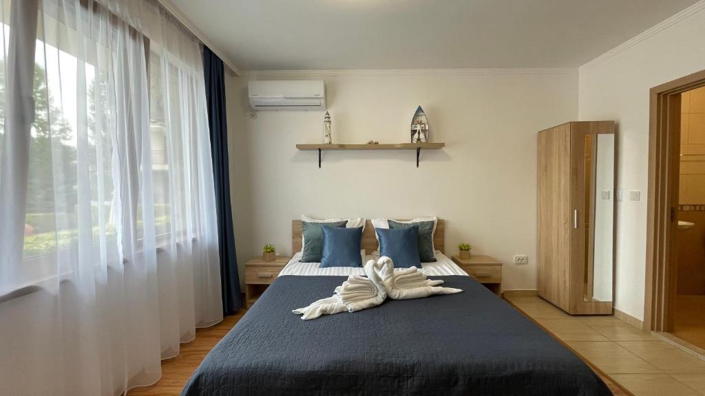Postel nebo postele na pokoji v ubytování SUMMER BREEZE 110 Cozi Studio