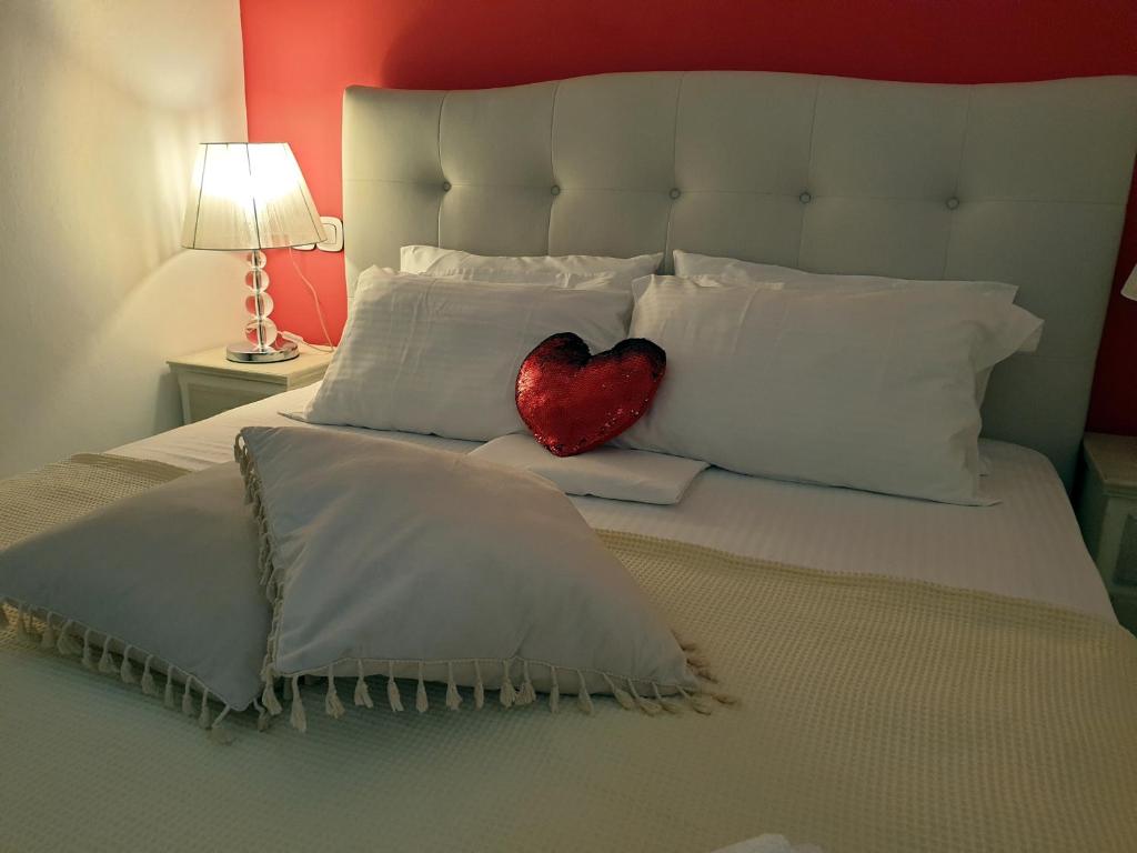 Postel nebo postele na pokoji v ubytování Aloe house Lakithra
