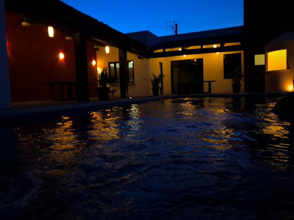 - une piscine d'eau devant une maison la nuit dans l'établissement Casa en Zona Centro, Campeche., à Campeche