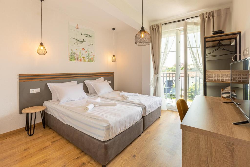 a hotel room with a bed and a window at Villa Lеvandi in Sinemorets