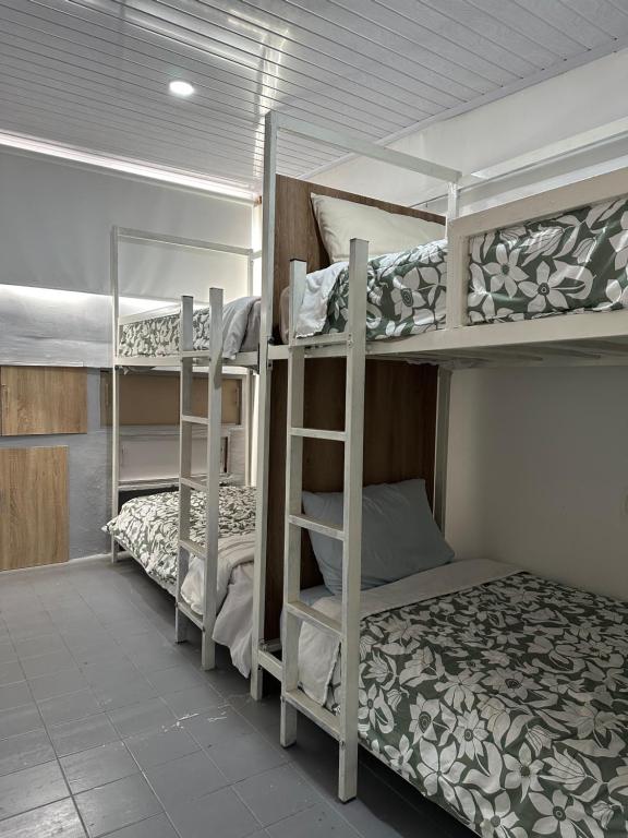 a room with two bunk beds in a room at Hostal Casa Jardin Cartagena in Cartagena de Indias