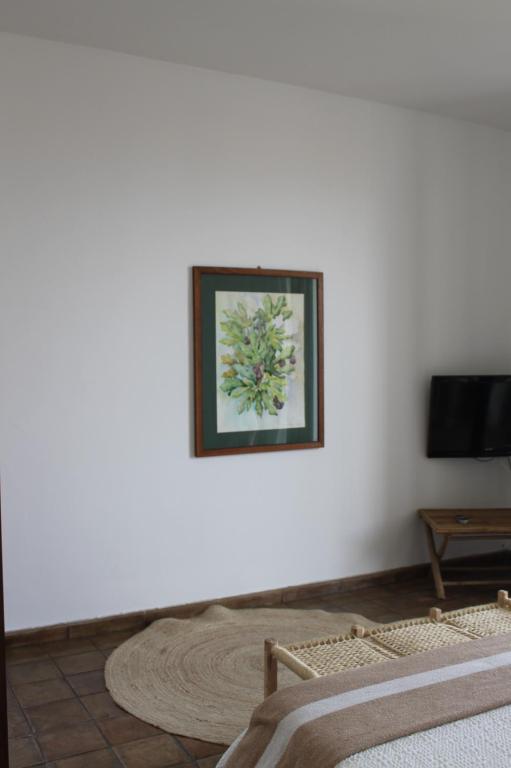 uma imagem pendurada em uma parede branca em uma sala de estar em Clori Gaeta em Gaeta