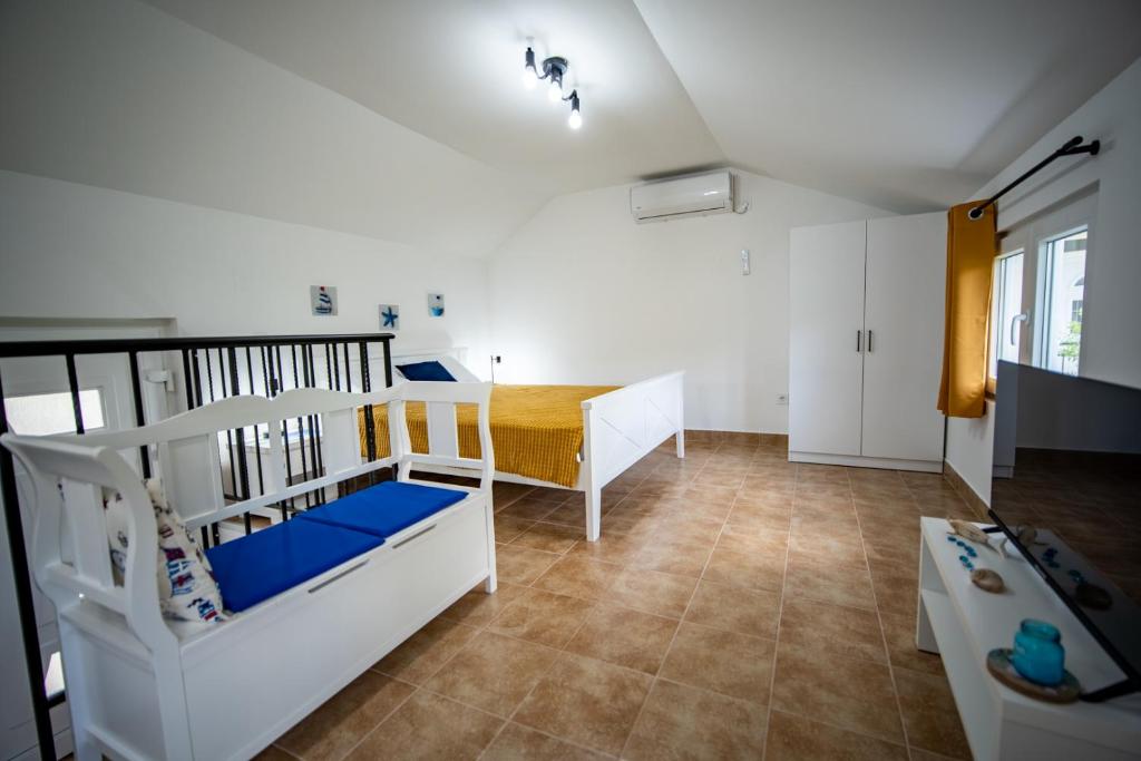 een kamer met een wieg en een stapelbed bij Studio apartment Villa Radovic in Strp