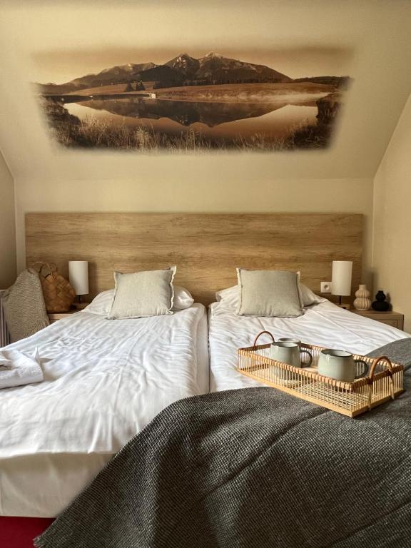 1 dormitorio con 2 camas y un cuadro en la pared en Hotel Nosal Ski & Wine en Zakopane