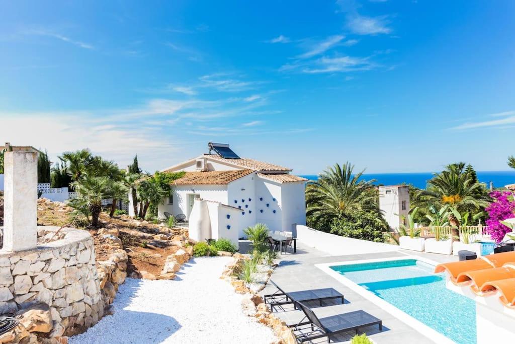 德尼亞的住宿－Villa Siesta，一座带游泳池和大海的别墅