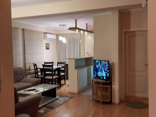- un salon avec un canapé, une télévision et une table dans l'établissement Ellie's place, à Bitola