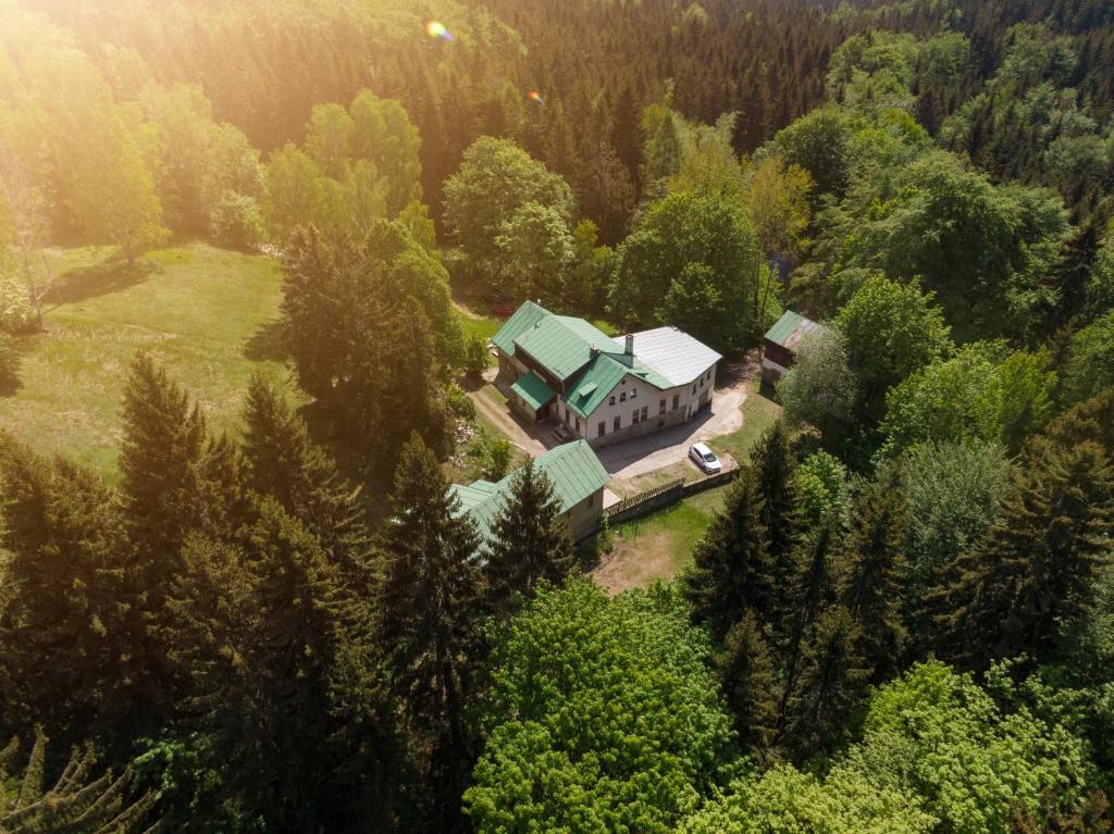 Lučany nad Nisou的住宿－Chata Barbora，森林中房屋的空中景观