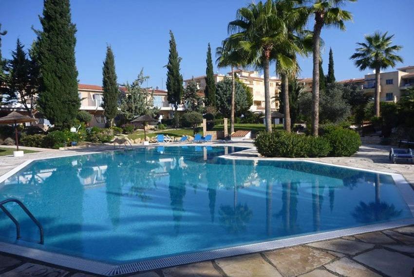 ein großer Pool mit blauem Wasser in einem Resort in der Unterkunft Corner townhouse in Regina Gardens, Pafos in Paphos City