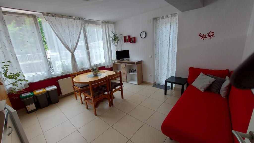 TV a/nebo společenská místnost v ubytování Apartments Violeta