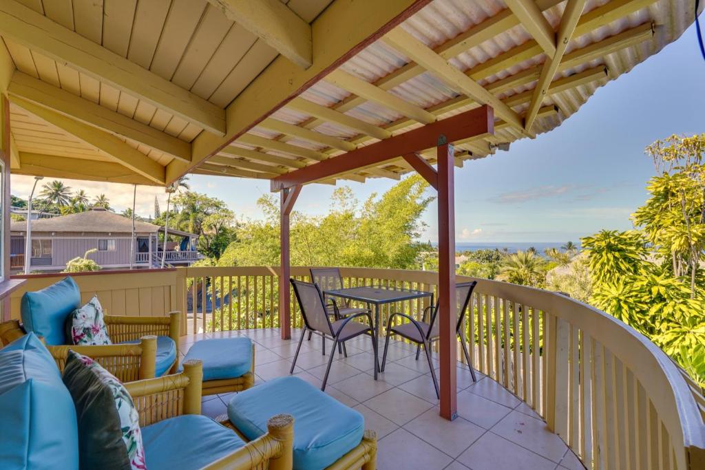 Un patio con una mesa y sillas en un balcón. en Wheelchair Accessible Kona Gem with Ocean Views!, en Kailua-Kona