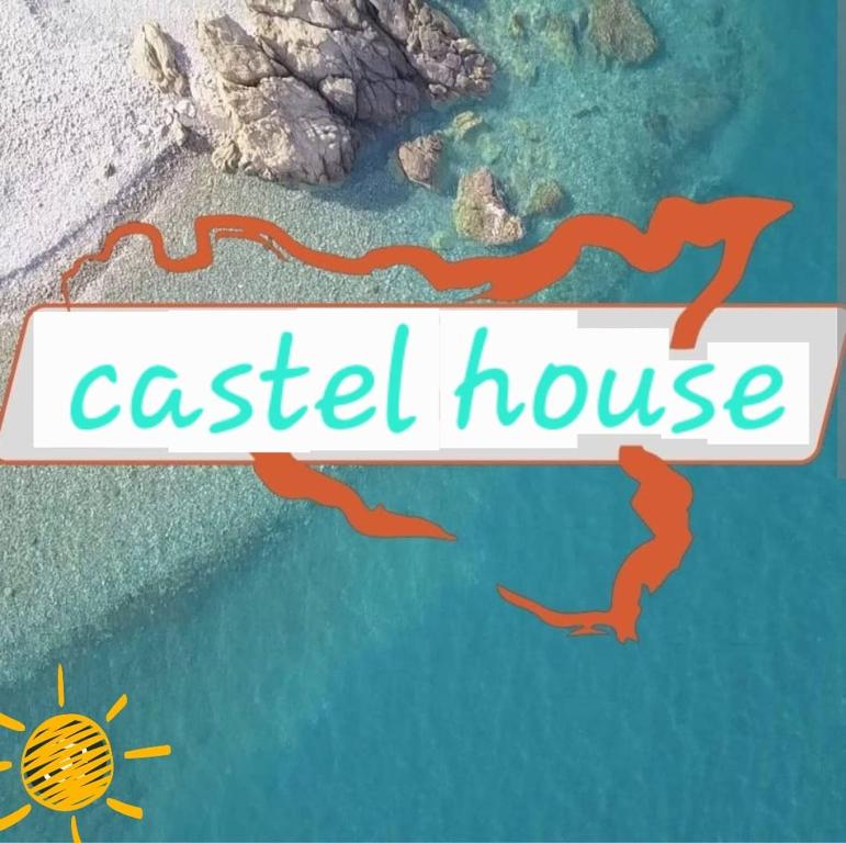 une île dans l'océan avec les mots easel house dans l'établissement Castel house, à Fiumefreddo di Sicilia