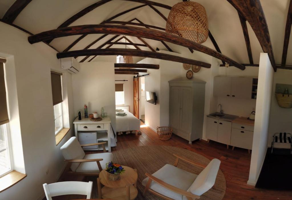 Zimmer mit Küche und Wohnzimmer in der Unterkunft Bed & Breakfast de Hoefstal in Noord-Sleen