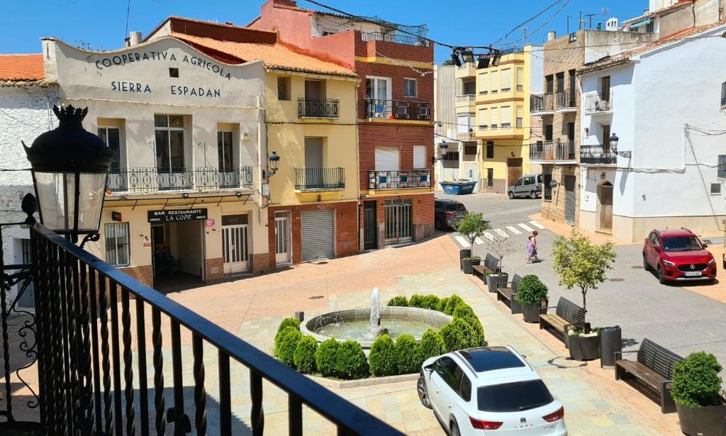 - une vue sur une rue de la ville avec une fontaine dans l'établissement La viajera Espadan, à Algimia de Almonacid