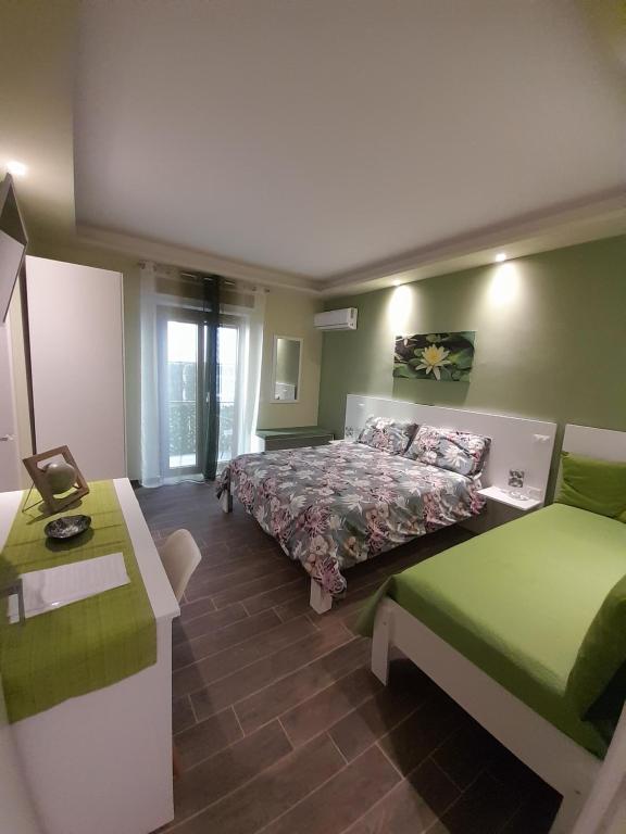 Habitación de hotel con cama, escritorio y cama sidx sidx sidx sidx sidx sidx sidx en L'Oasi di Venere Bed and Breakfast en Caserta