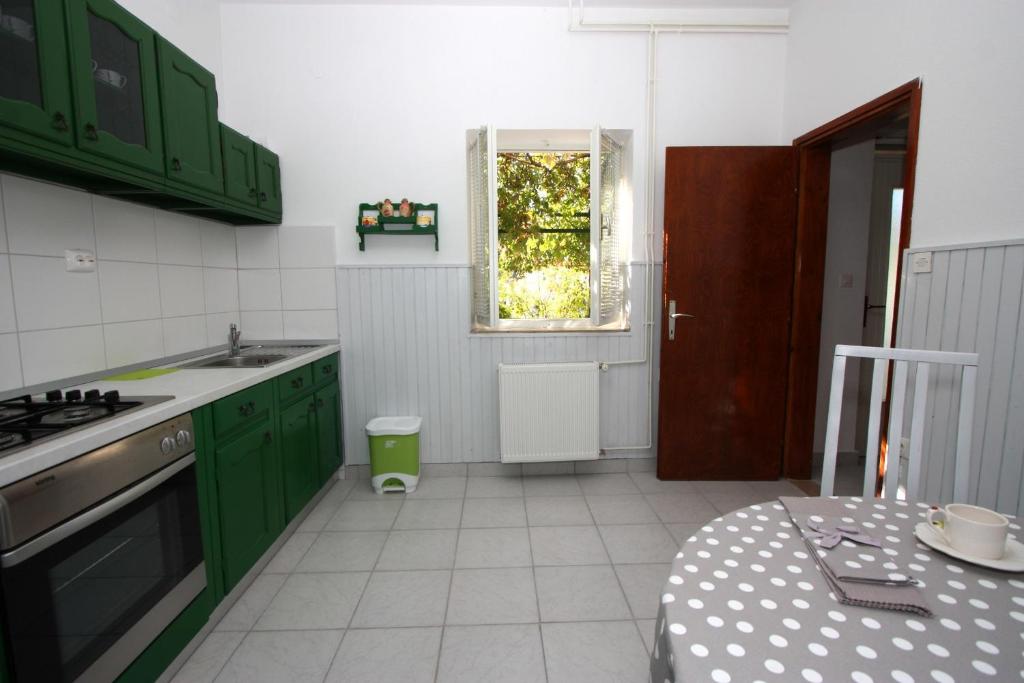 A cozinha ou cozinha compacta de Apartments Kate Postira