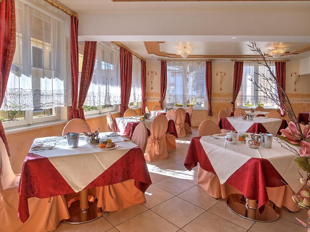 Ein Restaurant oder anderes Speiselokal in der Unterkunft Al Posta Hotel 1899 