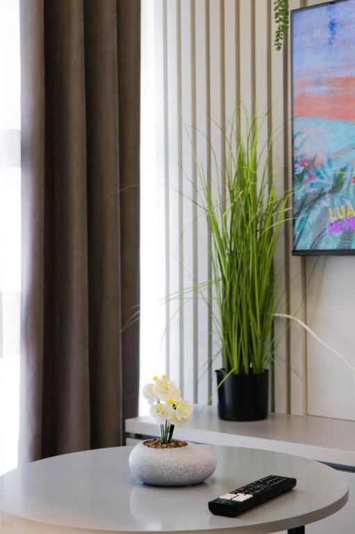 New and Comfy Studio with Mountain View at 'Mangalem21 Complex' - Imazhi 9