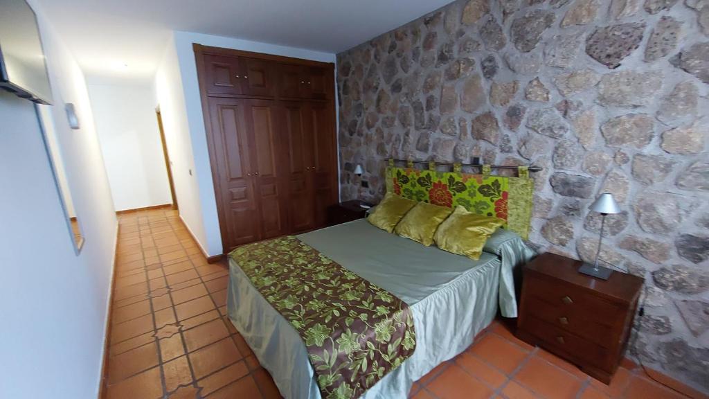 A bed or beds in a room at Hotel Rural Las Nogalas