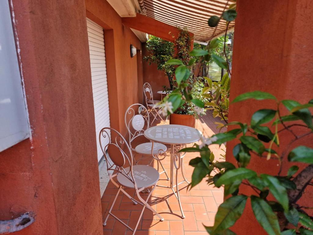 an outdoor patio with tables and chairs and plants at Residenza Fiera Verona in in Verona