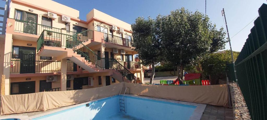 STROUBIS STUDIOS 2 - 16