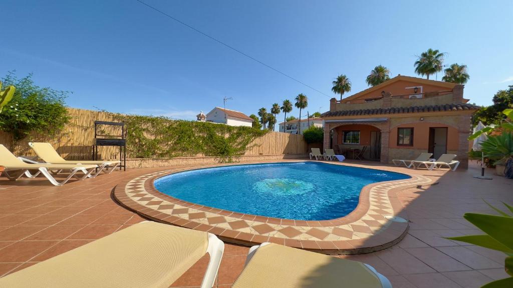 Bazén v ubytovaní Chalet El Parral - Piscina y Sala de Cine alebo v jeho blízkosti