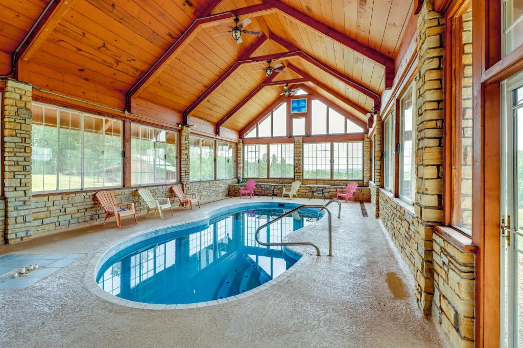uma piscina interior numa casa com tecto de madeira em Spacious Shirley Studio - Hike, Swim and Fish! em Fairfield Bay