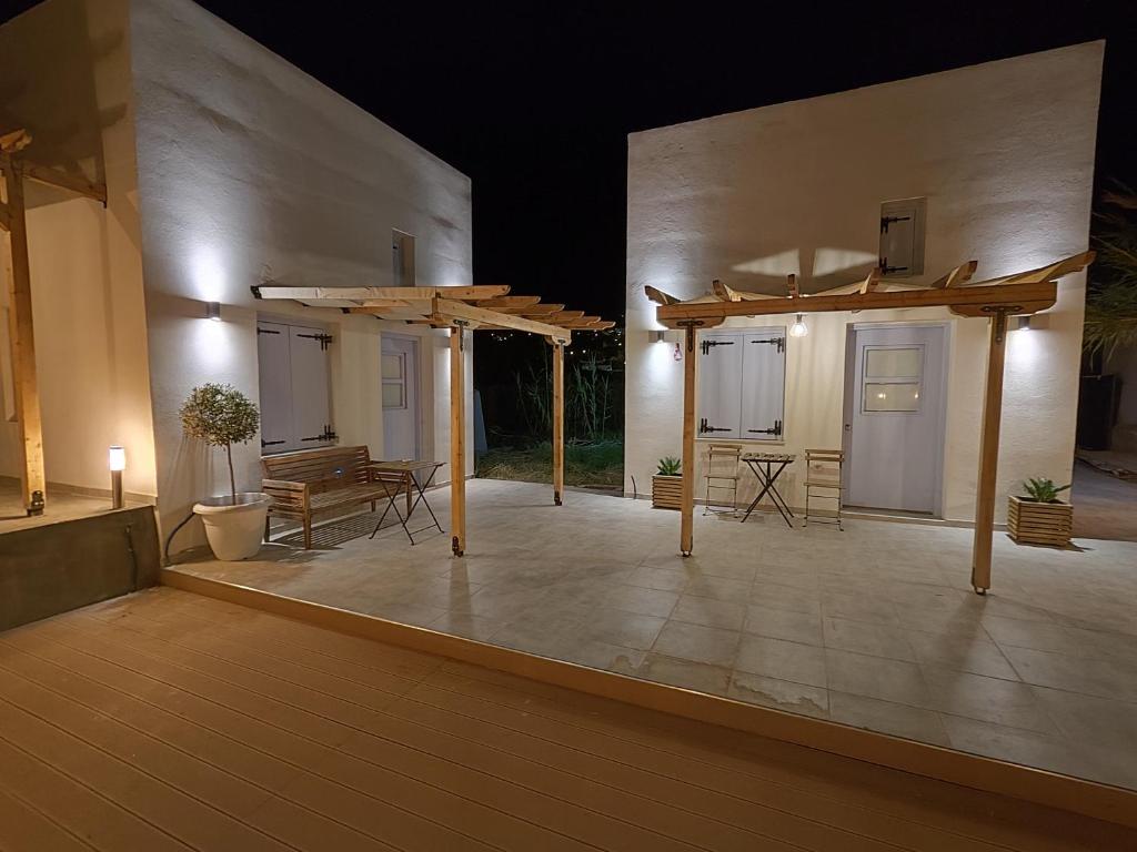 Patio nebo venkovní prostory v ubytování Ios Endless Blue Luxury Bungalows