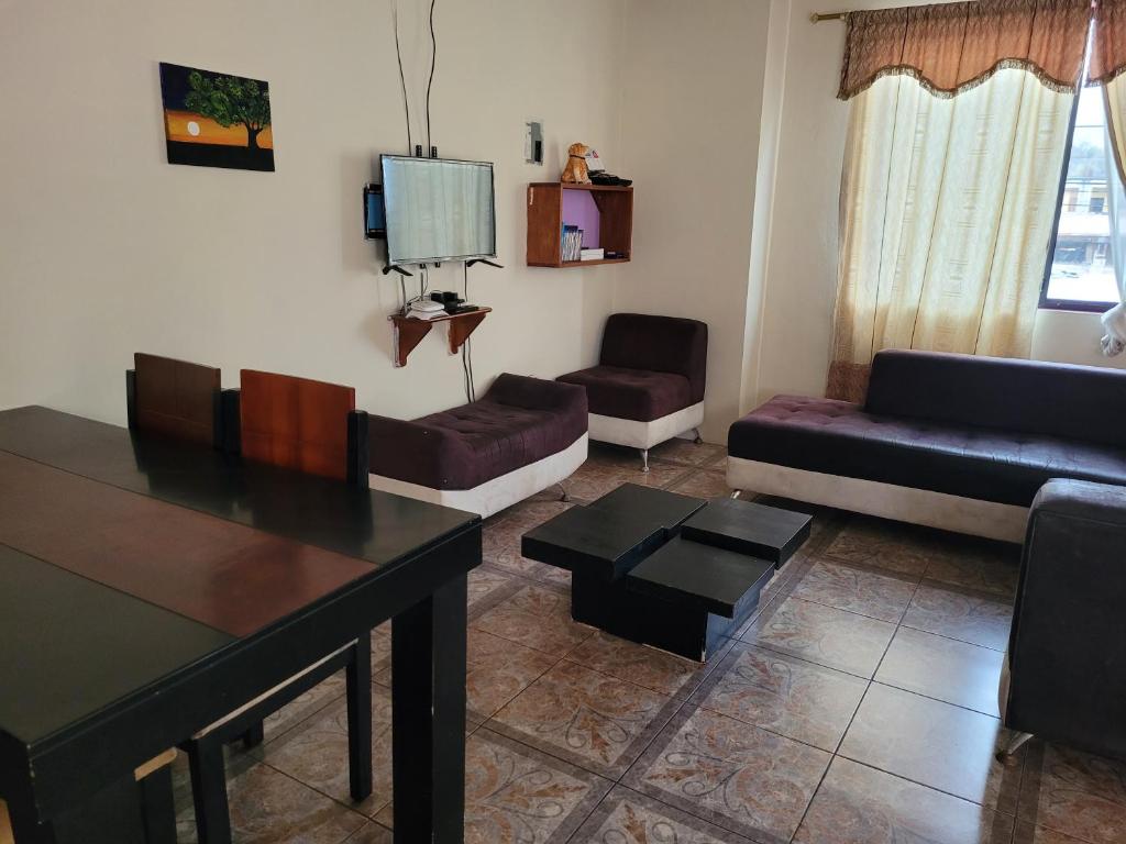 sala de estar con sofá y mesa en Departamento Familiar en Santa Cruz, en Puerto Ayora