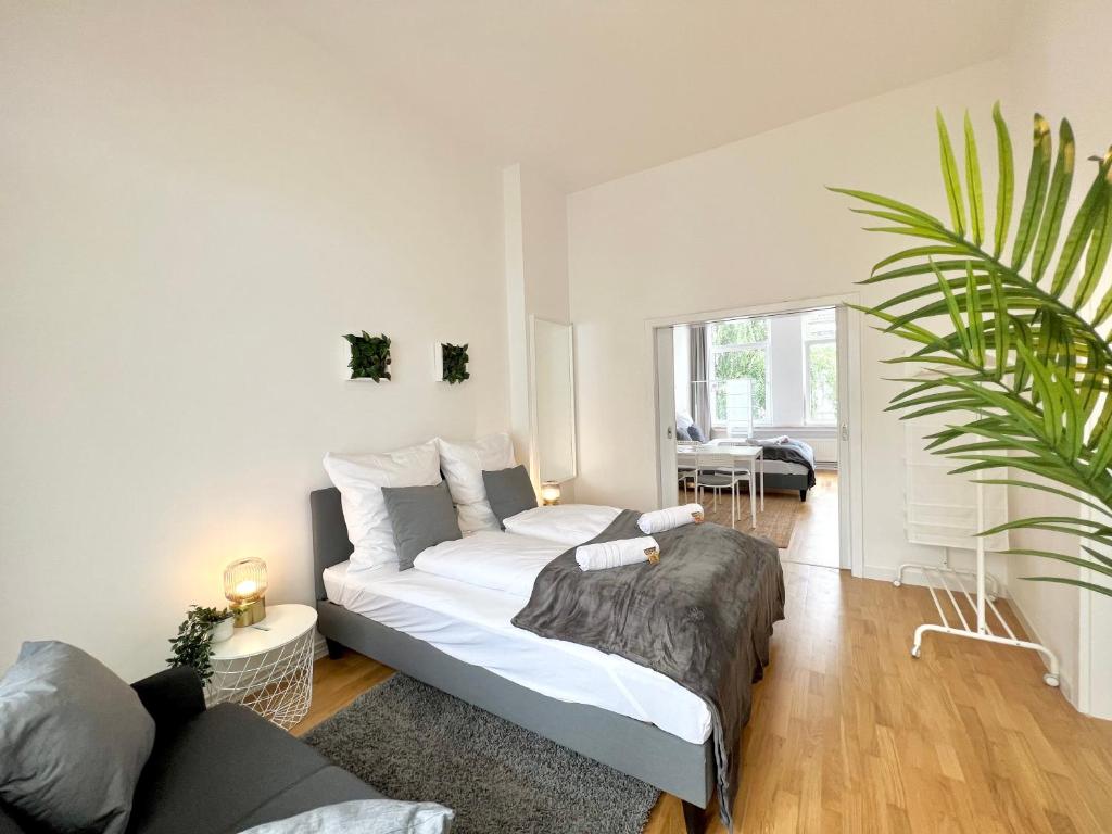 1 dormitorio con 1 cama y sala de estar en Jungle Retreat Apartments im Zentrum en Bremen