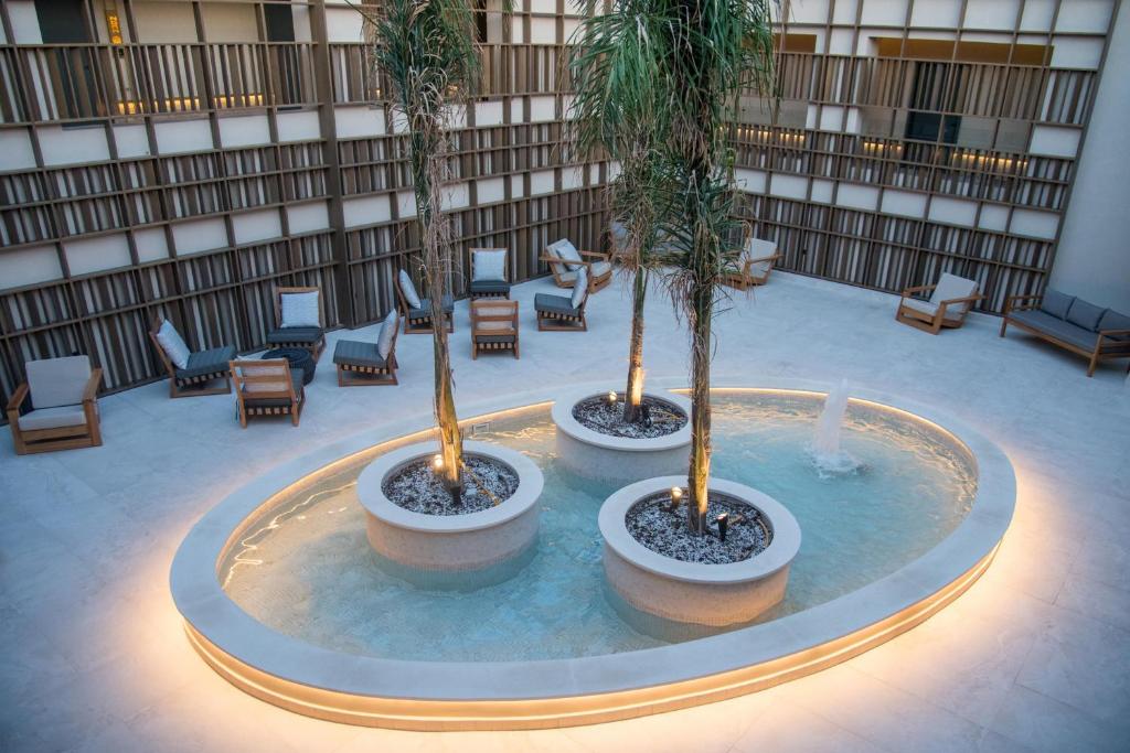 dwa doniczki na dziedzińcu w budynku w obiekcie KING MINOS RETREAT Resort & Spa w mieście Hersonissos