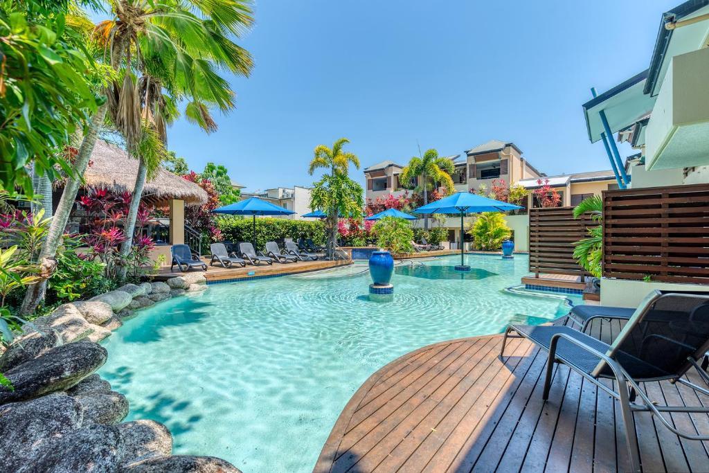 Bazén v ubytování Magnificent 2 bed unit in heart of Port Douglas nebo v jeho okolí
