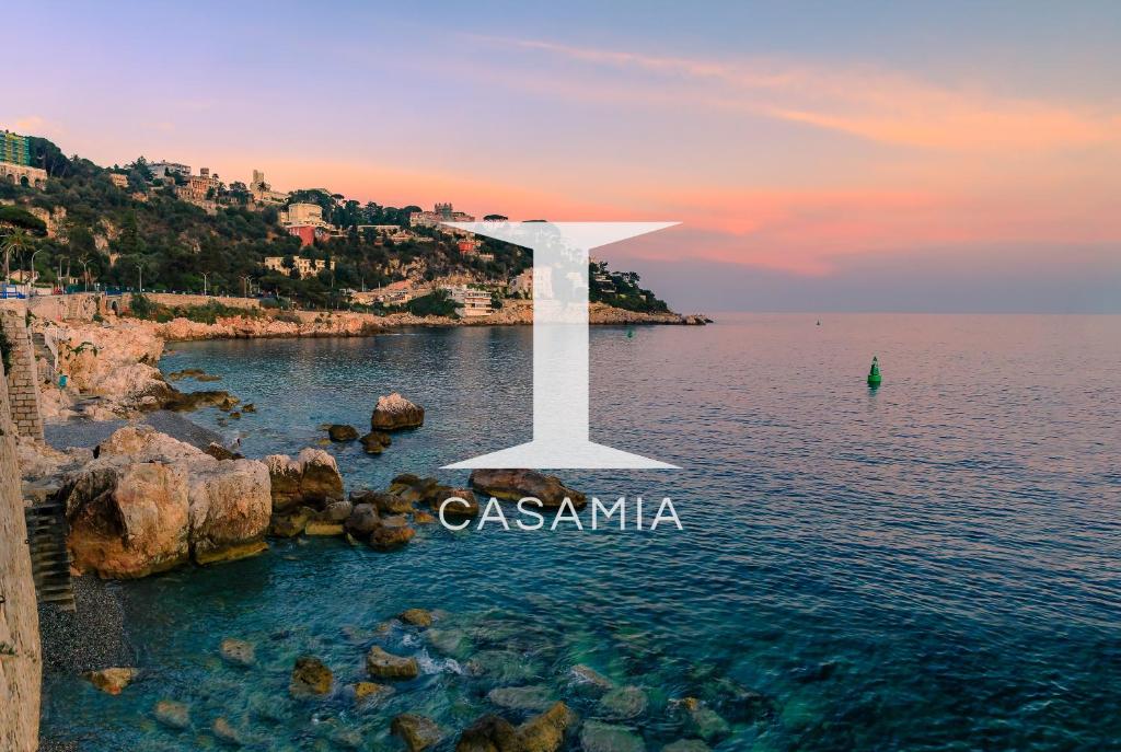 una cruz en el agua junto al océano en Seaside Studio by iCasamia, en Niza