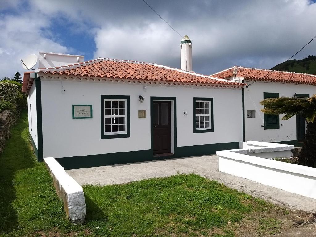 a small white house with a red roof at Casa Malbusca in Almagrinha