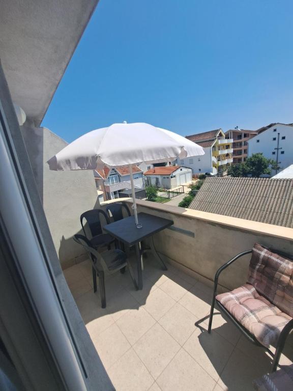 Rõdu või terrass majutusasutuses Apartman Hana