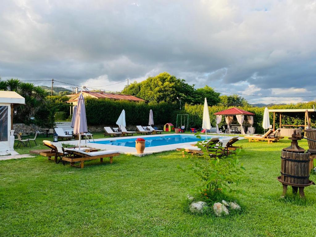 - une piscine dans une cour avec des chaises et des parasols dans l'établissement The mansion of Dionisos and Dimitras 6, à Linariá