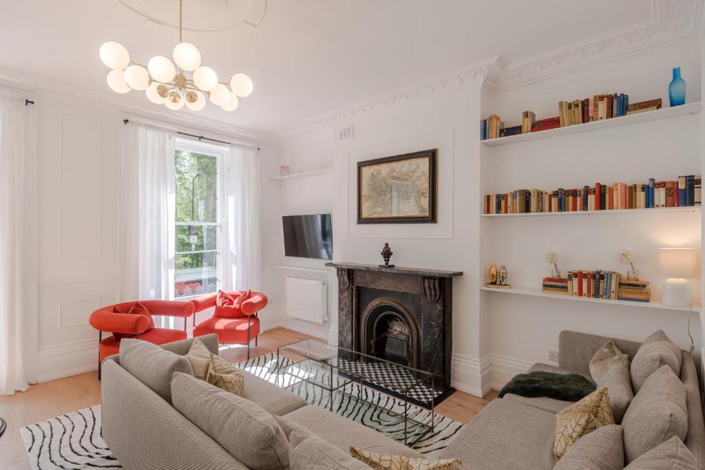 倫敦的住宿－Lux and Spacious 4 bedroom apt Camden，带沙发和壁炉的客厅