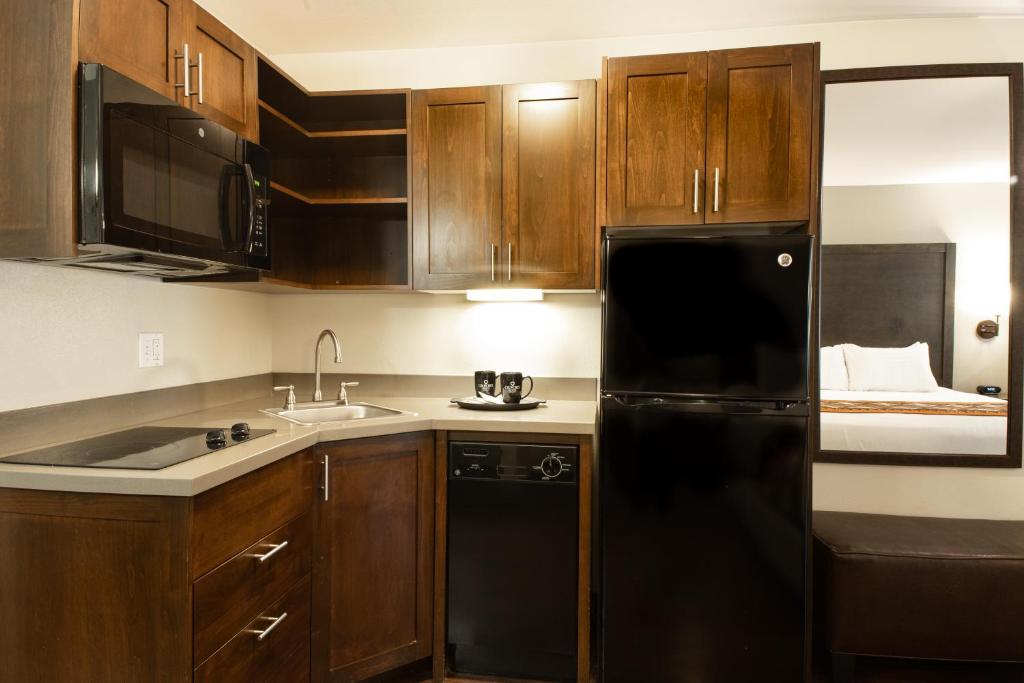 Kuchyň nebo kuchyňský kout v ubytování Oxford Suites Pendleton