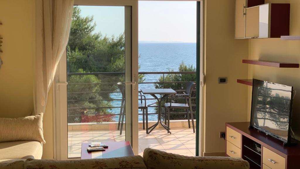 - un salon avec vue sur l'océan dans l'établissement Beachfront Apartment - Sarandë, à Saranda