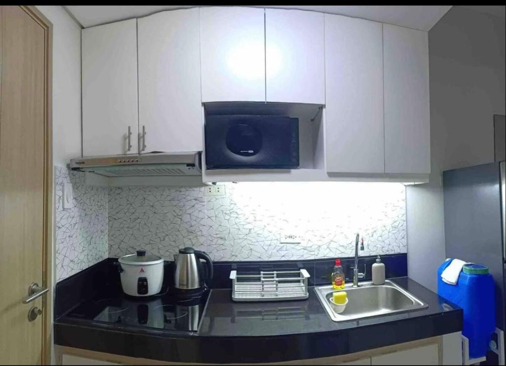 Küche/Küchenzeile in der Unterkunft Brand new 2 bedroom furnished condo unit in Vine Residences-SM Novaliches