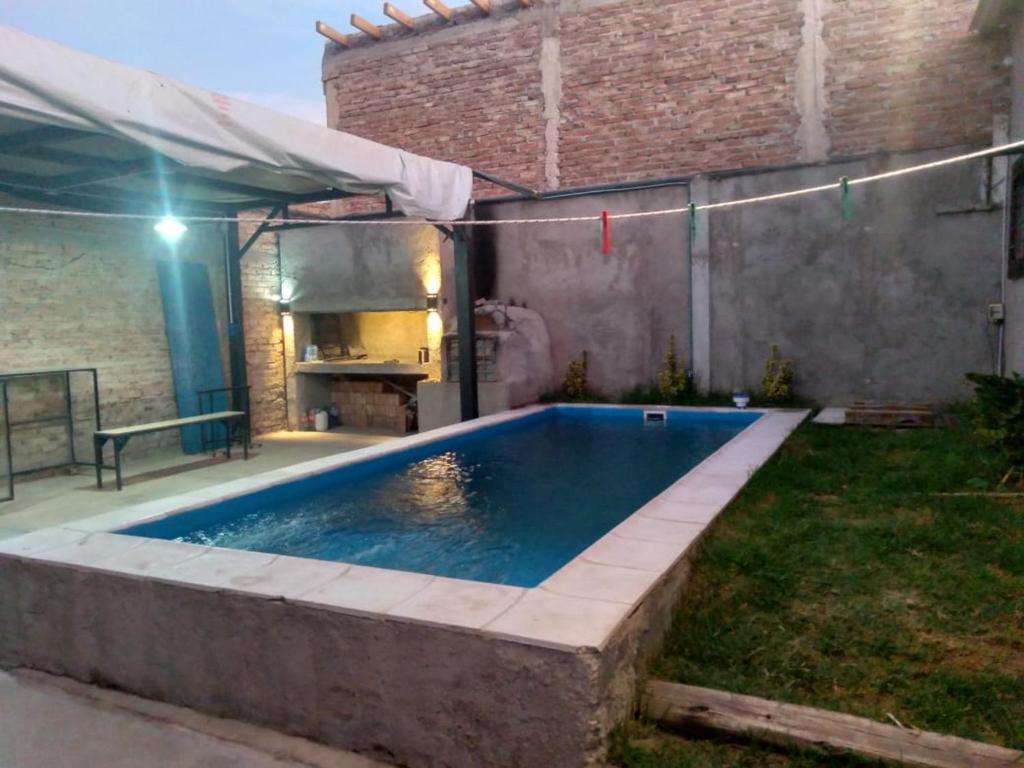 a swimming pool in the backyard of a house at Alquiler de casa in Las Heras