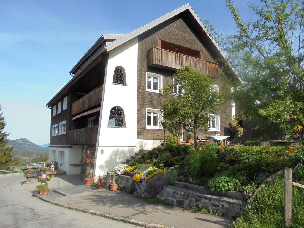 ein Gebäude mit vielen Blumen davor in der Unterkunft Ferienhaus Nussbaumer in Sibratsgfäll