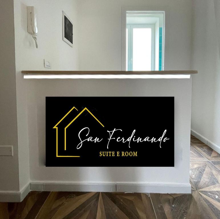 een open haard met een bord dat de San Fernando Suite e kamer leest bij San Ferdinando suite room in Napels