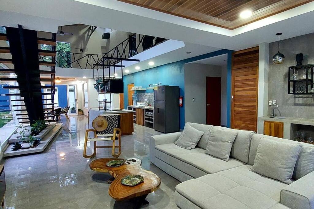 sala de estar con sofá blanco y mesa en Caribbean Blue House - Modern style 100 WiFi, en Cahuita