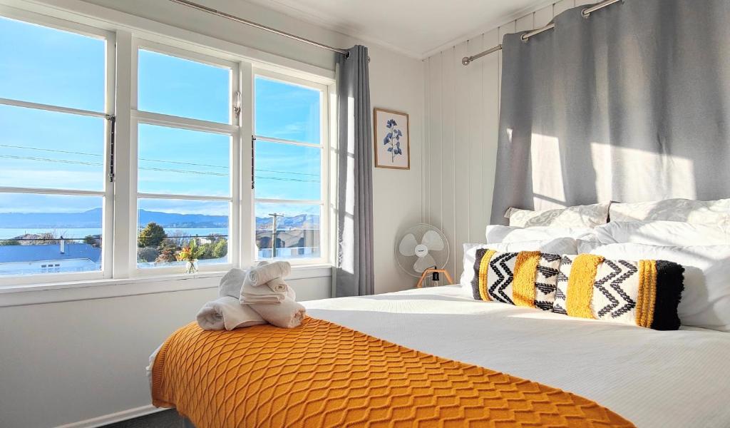 - un ours en peluche assis sur un lit dans une chambre dans l'établissement Lake, mountain view cottage - near major attractions, à Rotorua