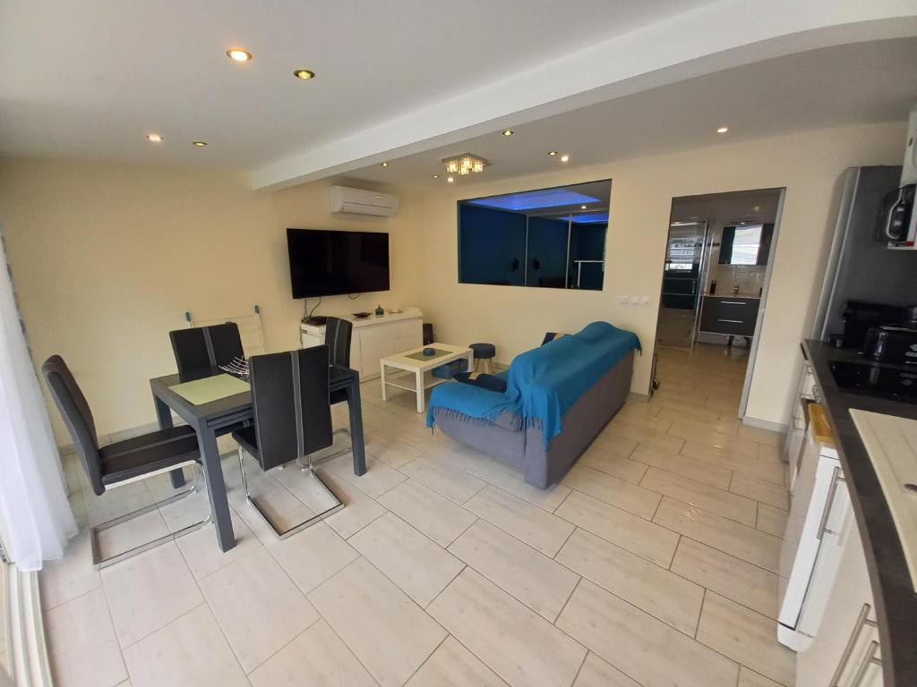 un salon avec une cuisine et une salle à manger dans l'établissement Cap d'Agde Villa Naturiste Port Nature 3, au Cap d'Agde