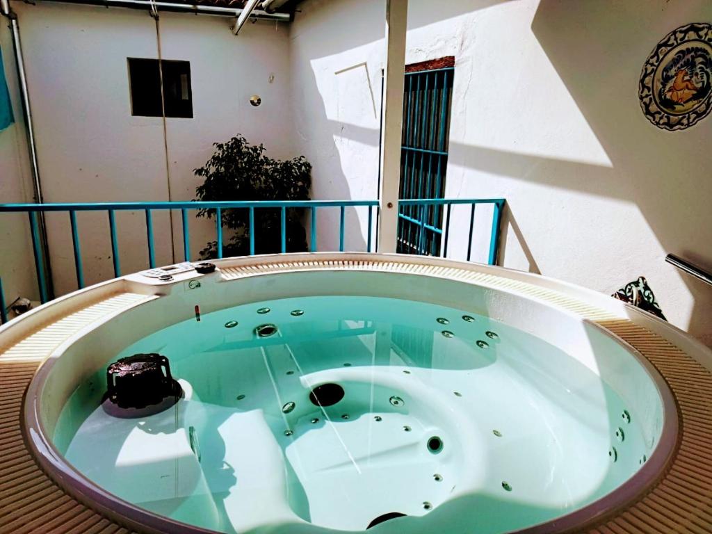 a jacuzzi tub in the middle of a building at La Casa de Reyes in Peñaflor