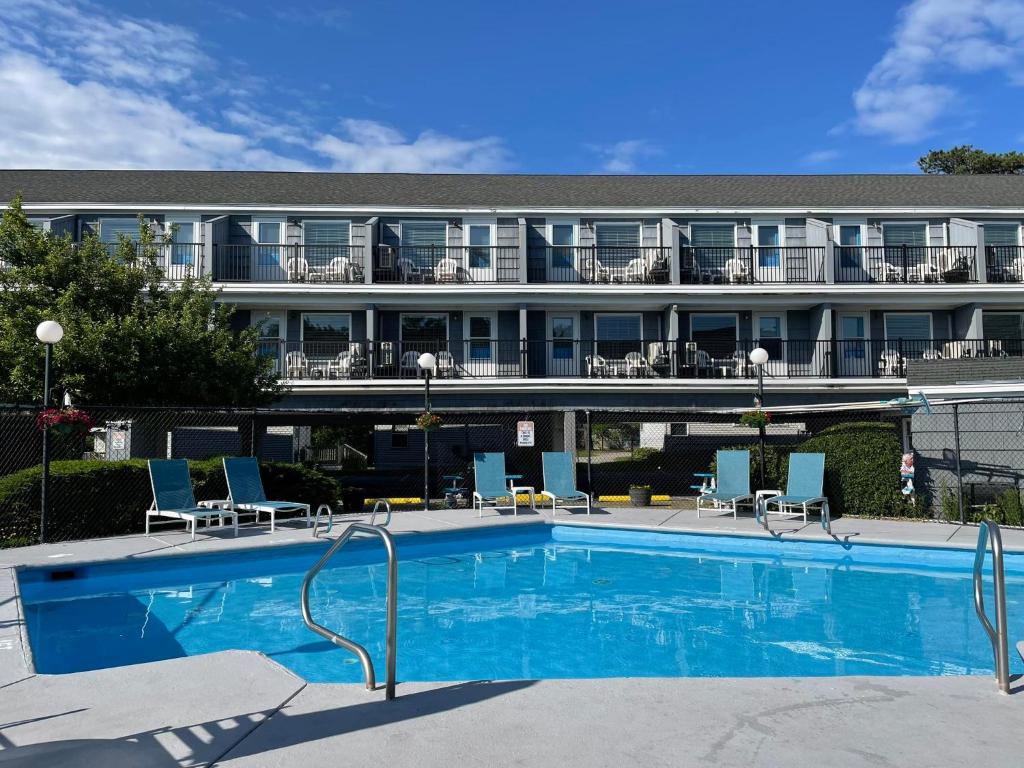 uma piscina em frente a um hotel em The Grand Beach Inn em Old Orchard Beach