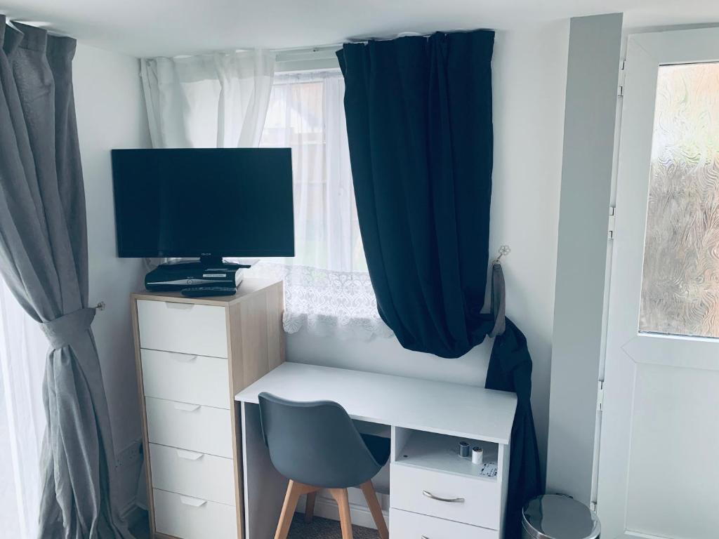 Deluxe Double Room with Private Amenities - Housity