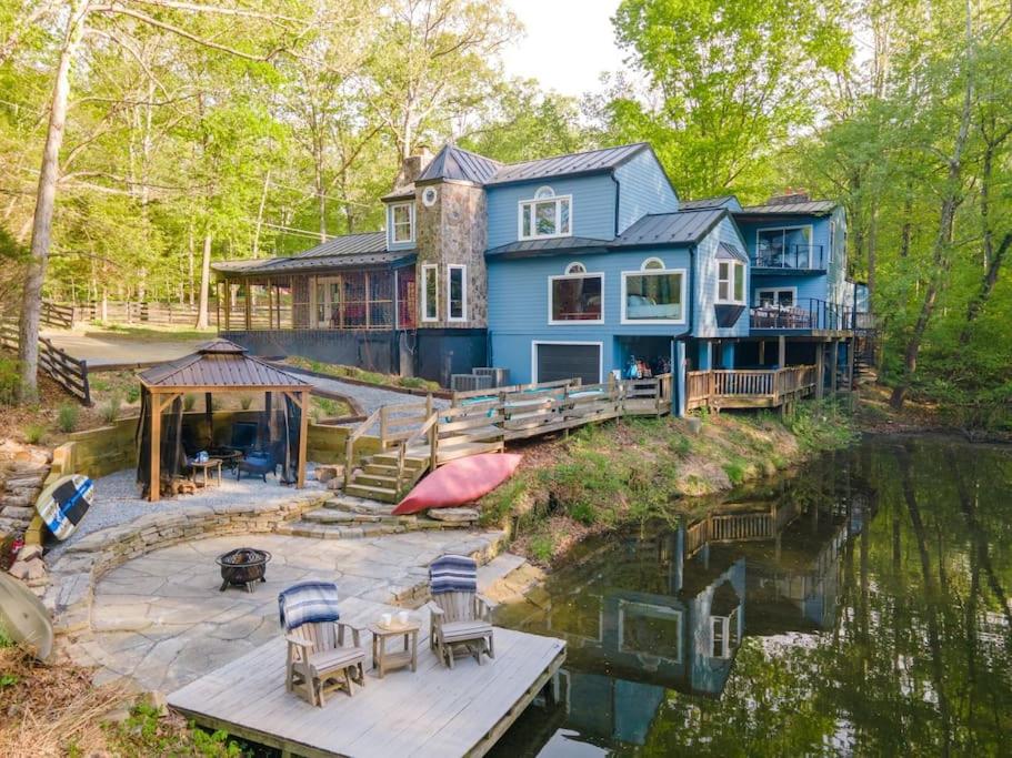 Lakefront Lux Mansion w/ 7 per Hot Tub/16+ Guests!, Harpers Ferry