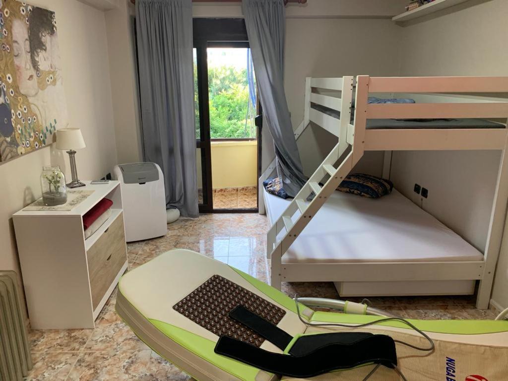 1 dormitorio con litera y escritorio con teclado en Ferienwohnung Durres Albania en Durrës